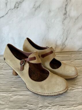 Neosens Beige Suede Mary Jane Pumps